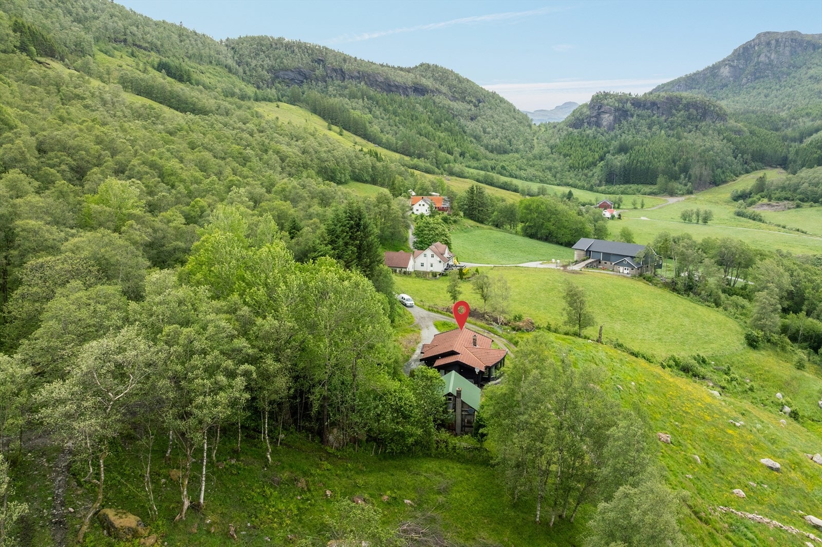 Hytta ligger i kort avstand fra både tur- og skiopplevelser, noe som gjør den til et flott utgangspunkt for både sommer- og vinteraktiviteter. Galleribilde