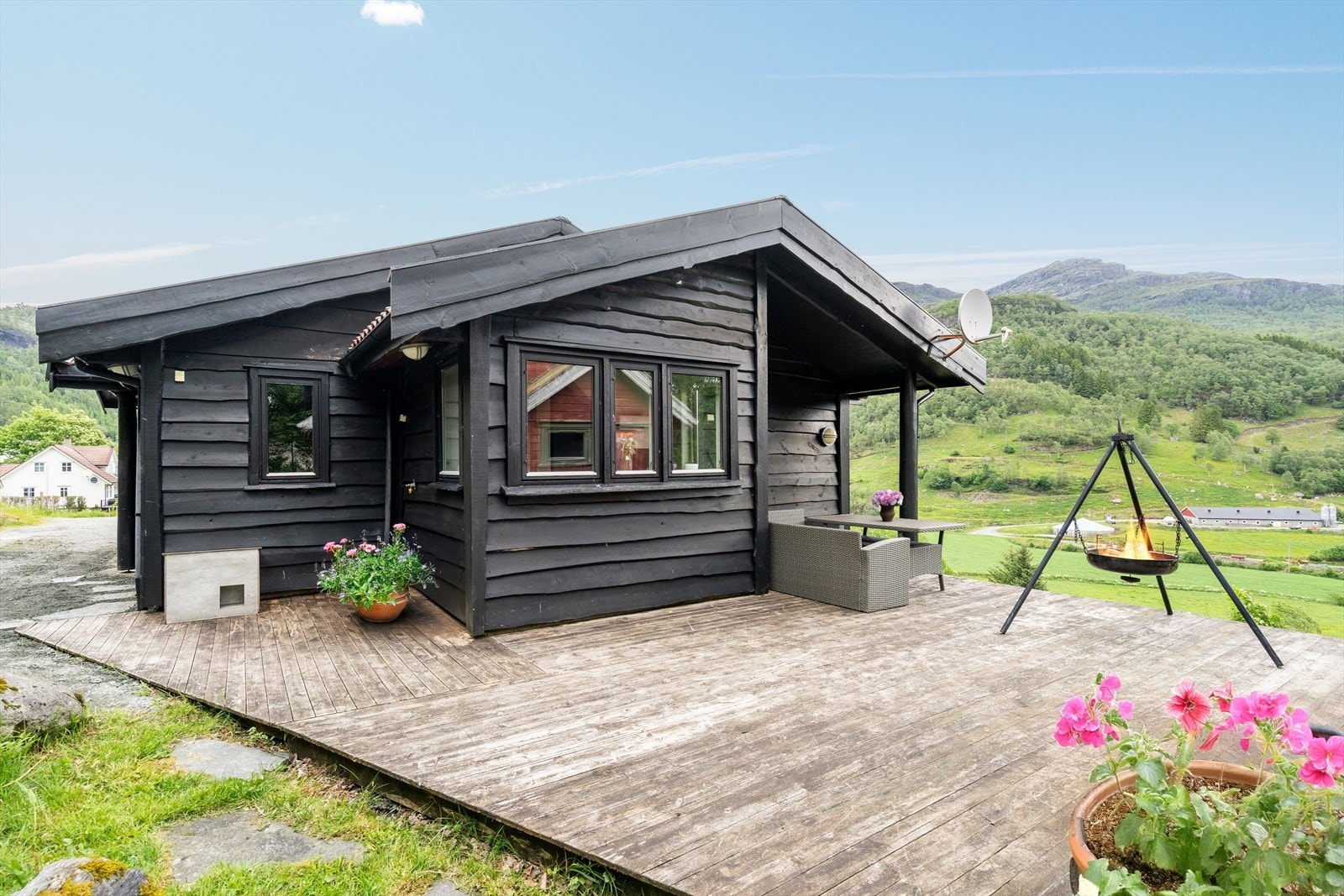 Denne hytta har en gjennomgående god standard og en praktisk planløsning som passer både for familie og venner. Med gode oppholdsrom, åpen kjøkkenløsning og to gode soverom i underetasjen, er dette et sted hvor du virkelig kan finne roen. Galleribilde