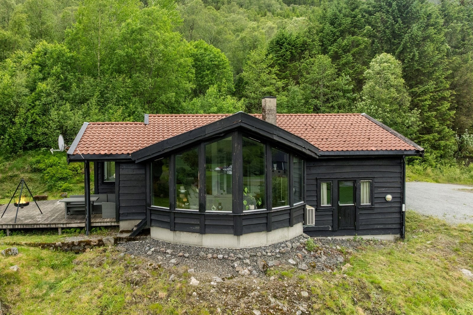 Velkommen til Ilstveitvegen 86 - en moderne hytte med gode kvaliteter og en beliggenhet som må oppleves. Hytta byr på en usjenert og landlig atmosfære, omringet av naturskjønne omgivelser i Ølmedal. Galleribilde