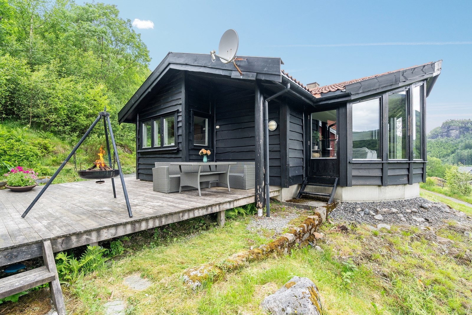 Med denne eiendommen får du det beste av vakker natur, fredelige omgivelser og muligheten for aktiviteter rett utenfor døren. Galleribilde