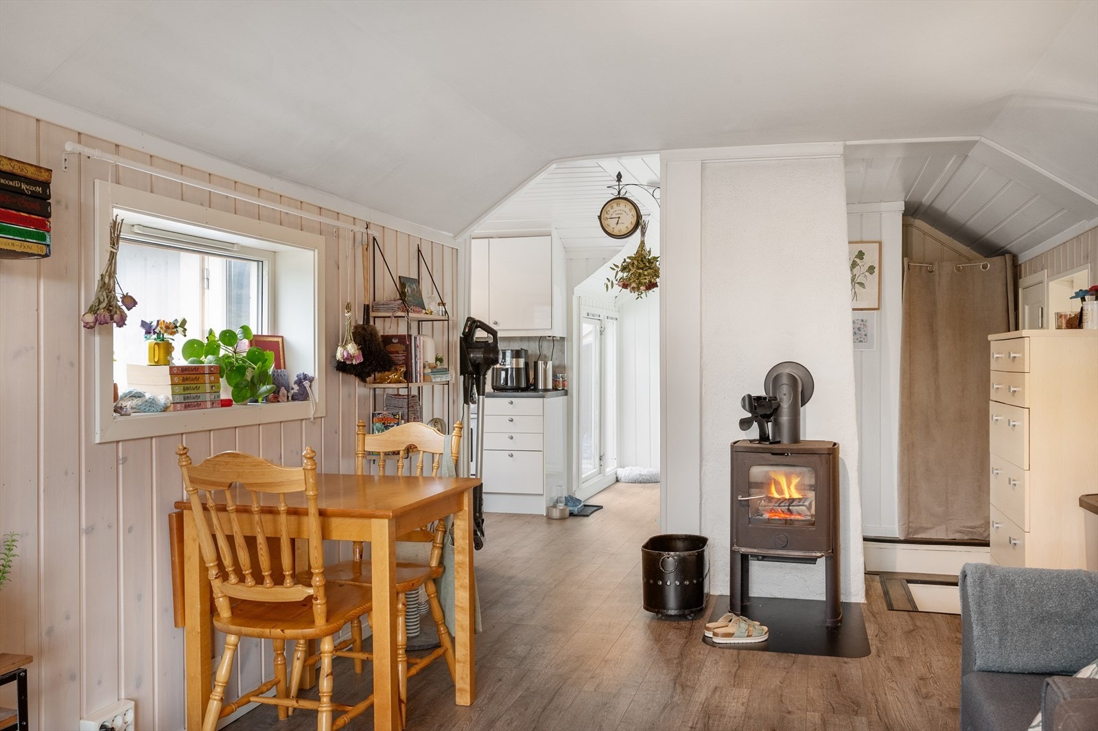 Vedovn for oppvarming i stue. Galleribilde