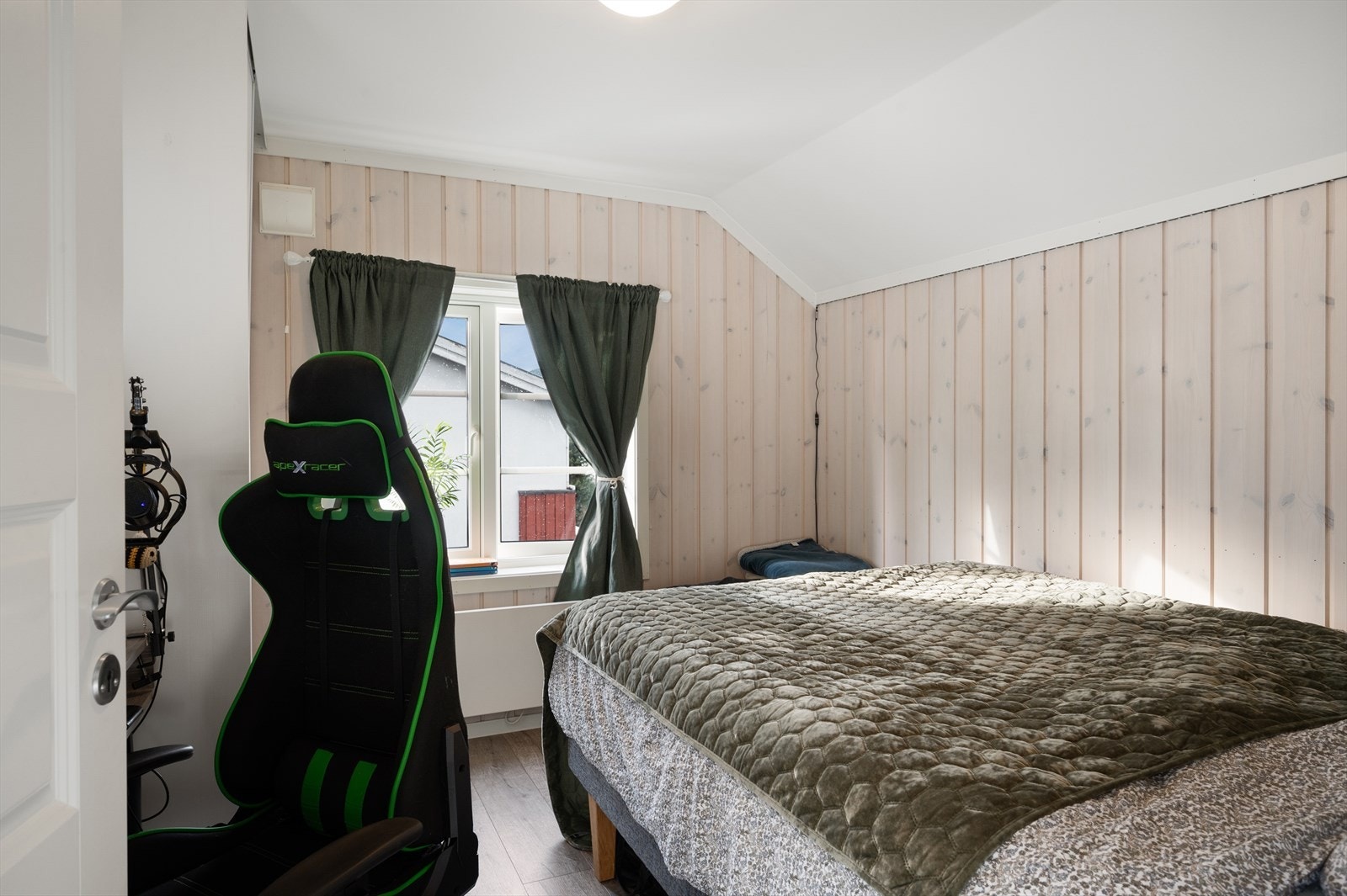 Soverom med plass til dobbel seng. Galleribilde