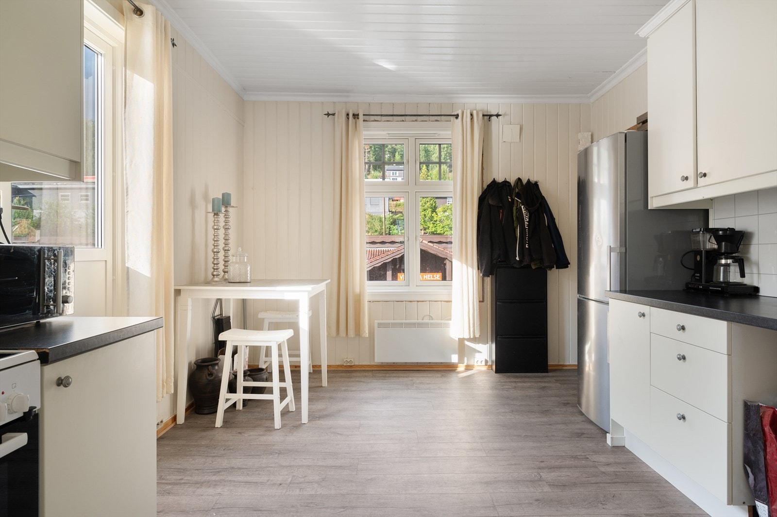 Kjøkkeninnredning med frittstående hvitevarer. Galleribilde