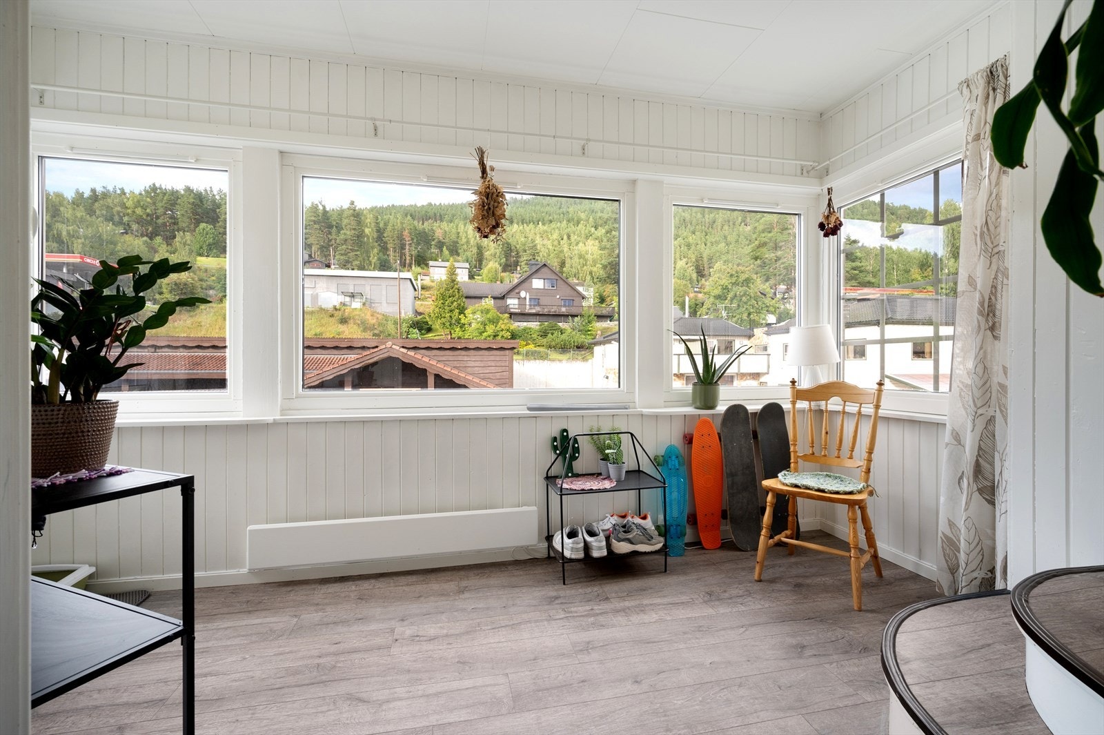 Felles inngangsparti for to leiligheter og trapp opp til loftsleiligheten. Galleribilde