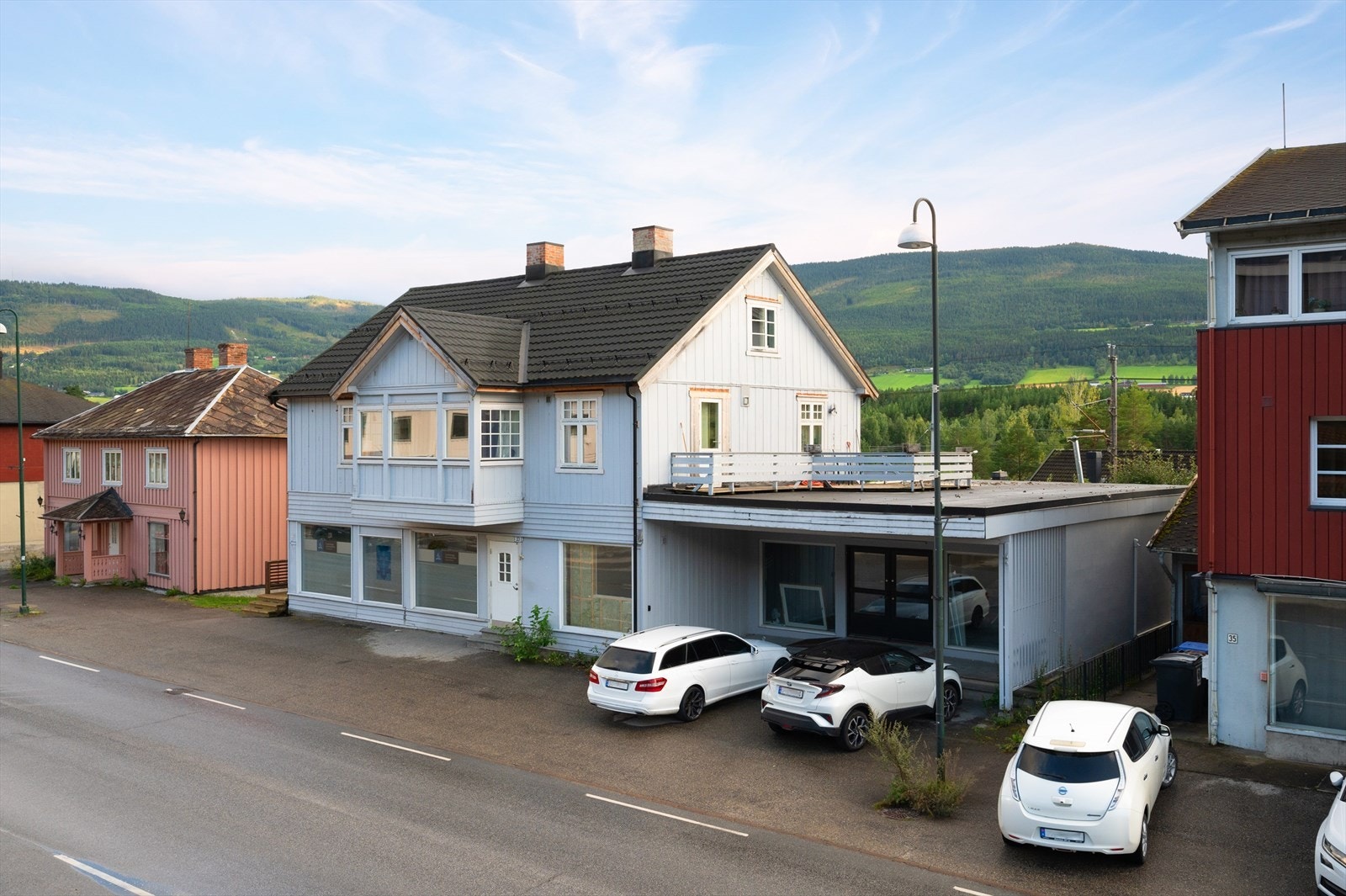 Forretningsbygning fint og sentralt beliggende i Nedregate på Vinstra. Galleribilde