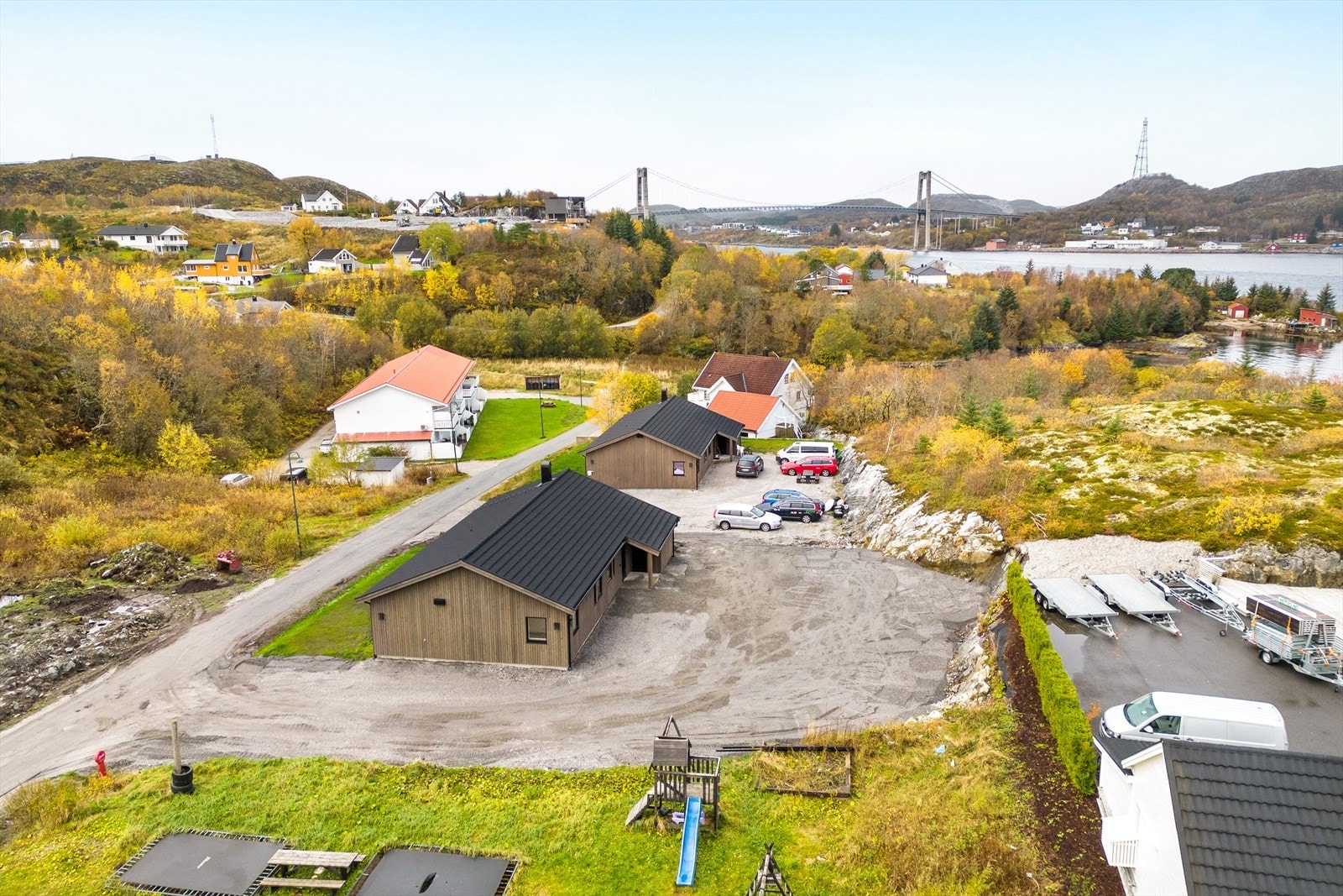Huset har en enkel og stilren fasade med praktisk gruslagt parkering foran. Galleribilde