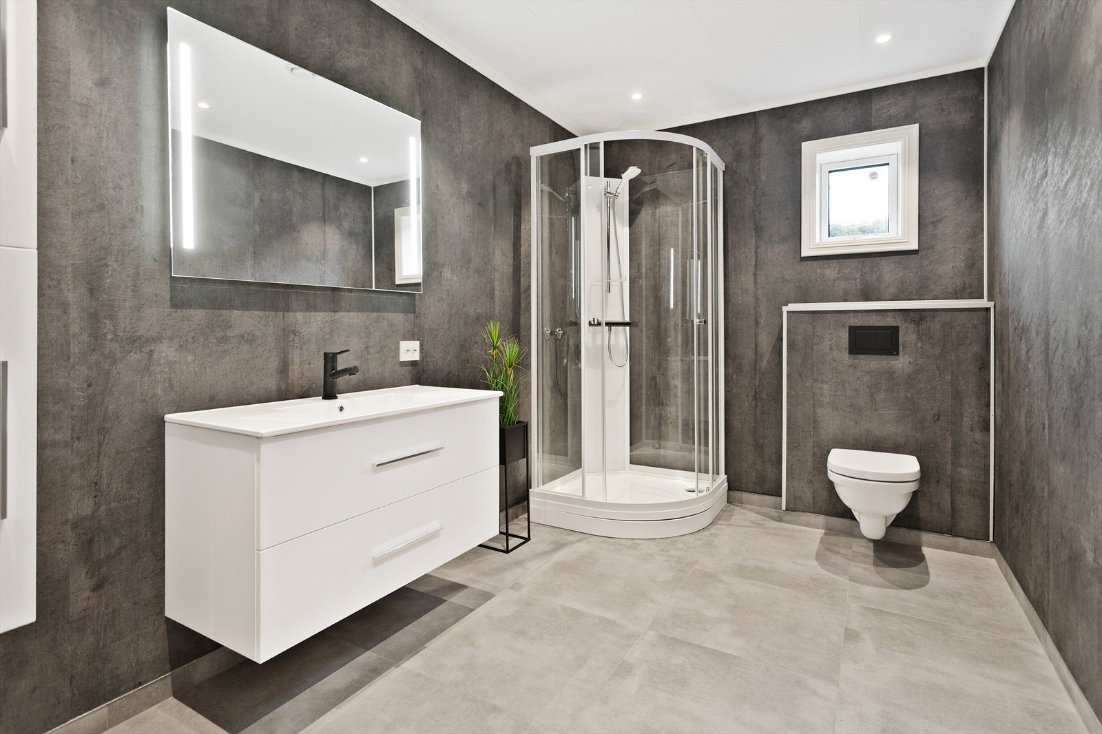 Badet har moderne dusjkabinett og flislagte overflater, samt elektriske varmekabler for ekstra komfort. Galleribilde