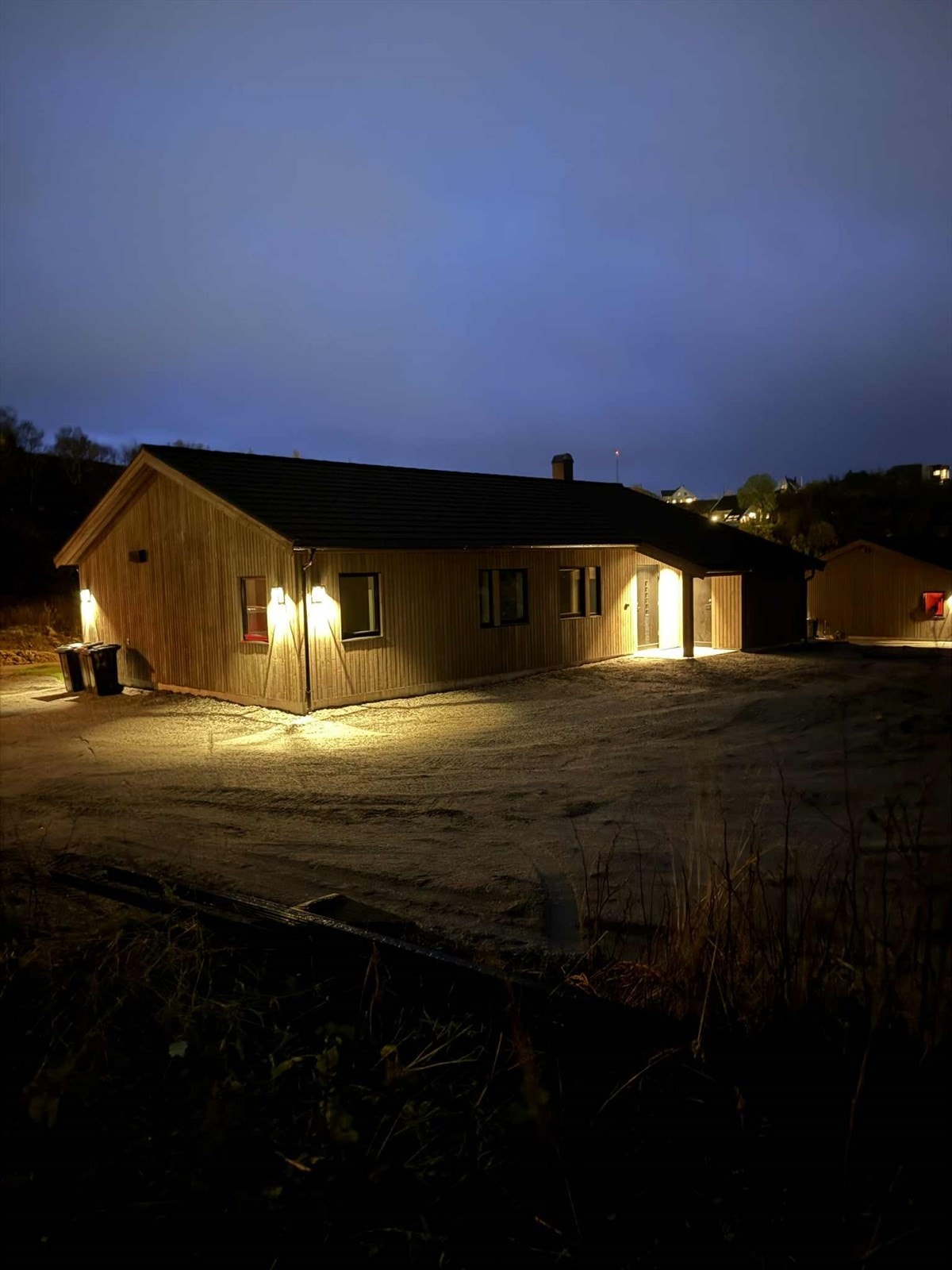 Det er montert flott utebelysning rundt boligen Galleribilde