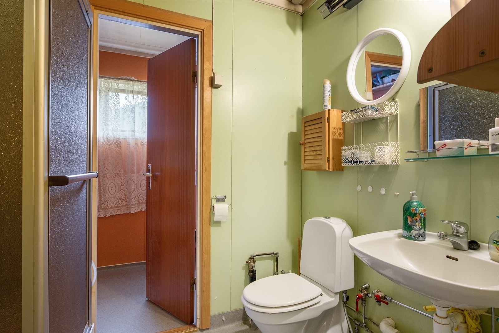 Bad og vaskerom har malte veggplater og belegg på gulv. Galleribilde