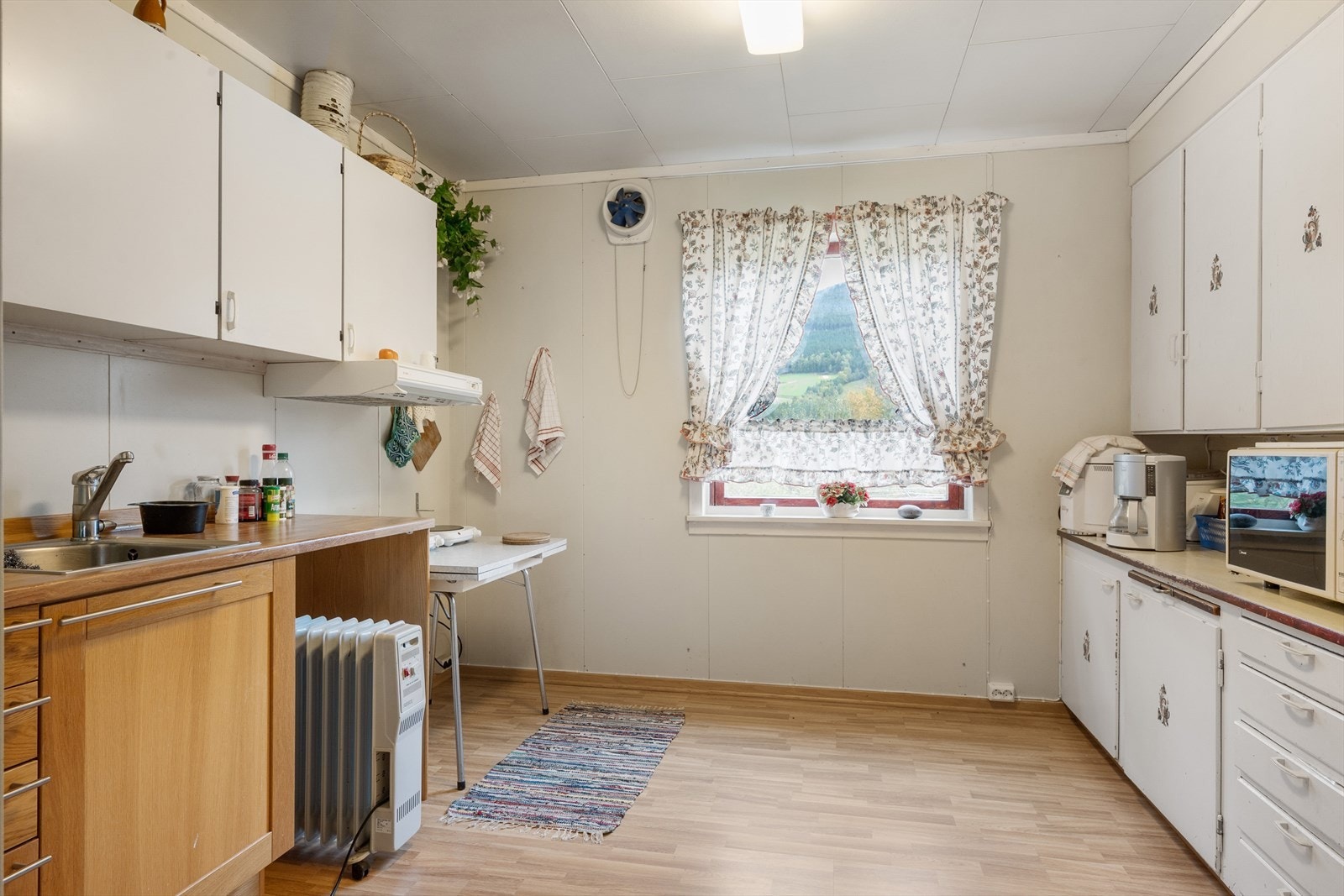 Kjøkkenet har eldre standard og er enkelt innredet. Galleribilde