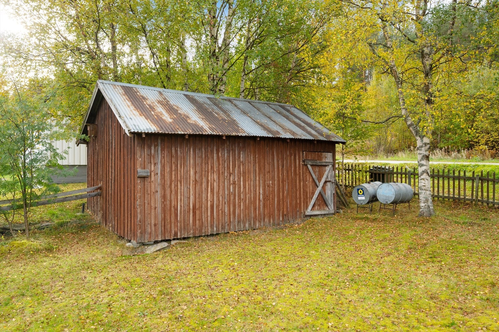 I tillegg består eiendommen av to uthus - dette uthuset er ca 20 kvm. Deler av bygningen står utenfor tomtegrense. Galleribilde