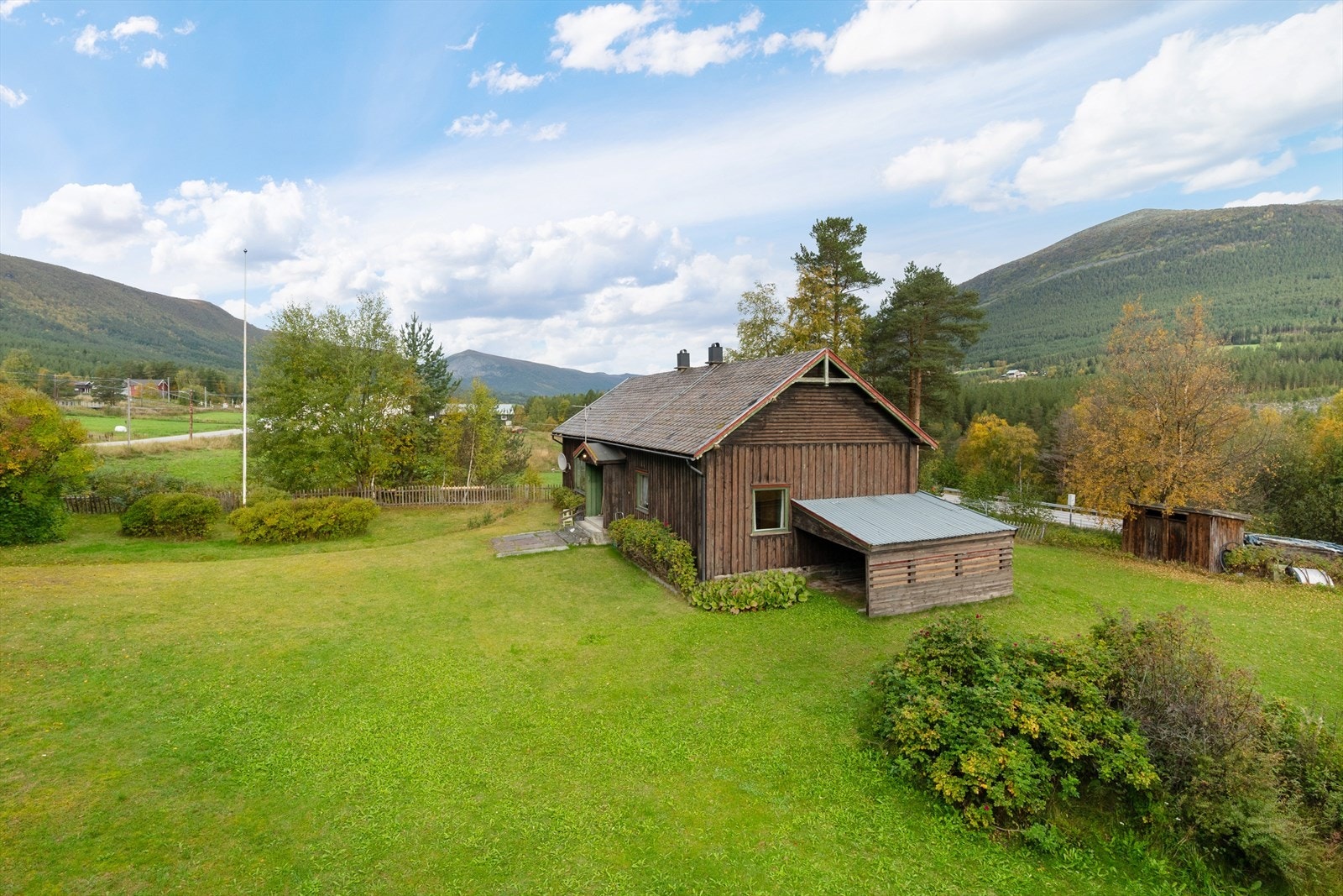 Uteområdet byr på en romslig tomt på ca 1800 kvm med god boltreplass for både to- og firbeinte. Galleribilde