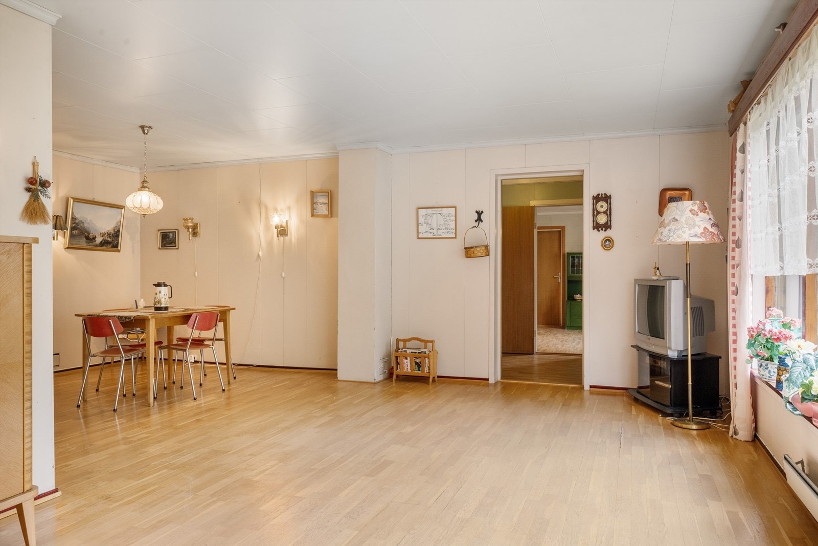 Det er dør videre inn til stue 2 og kjøkken. Galleribilde