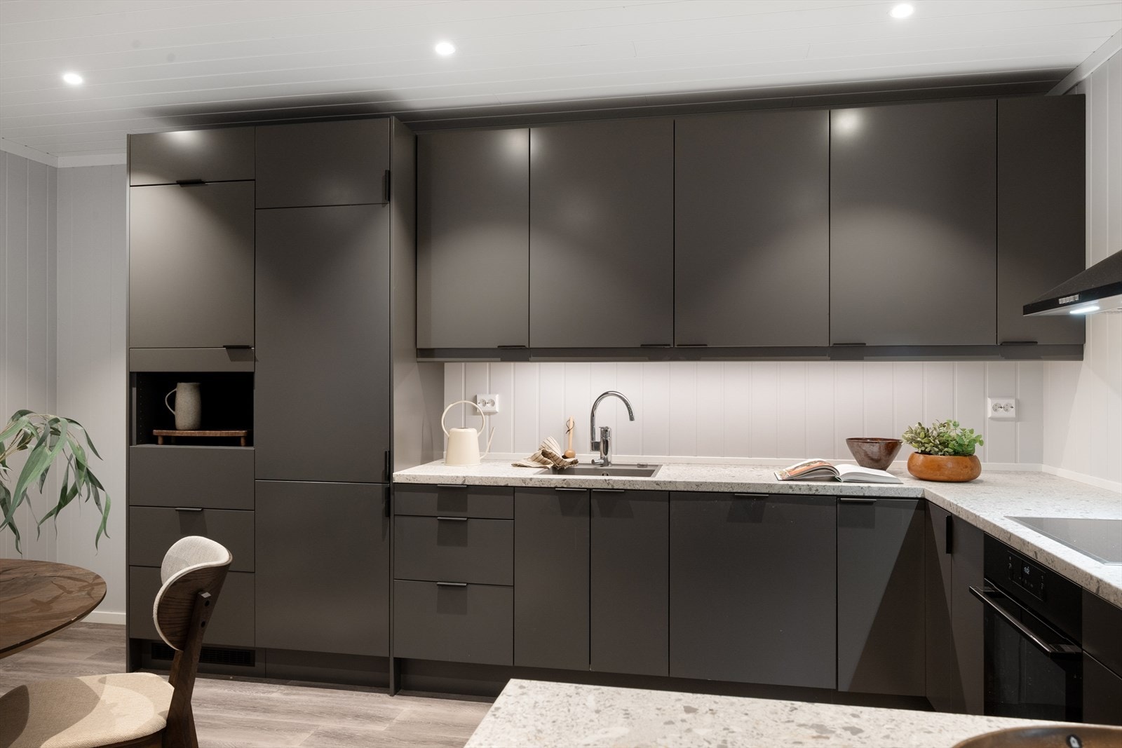 Det er godt med oppbevaringsplass i både skuffer og skap. Galleribilde