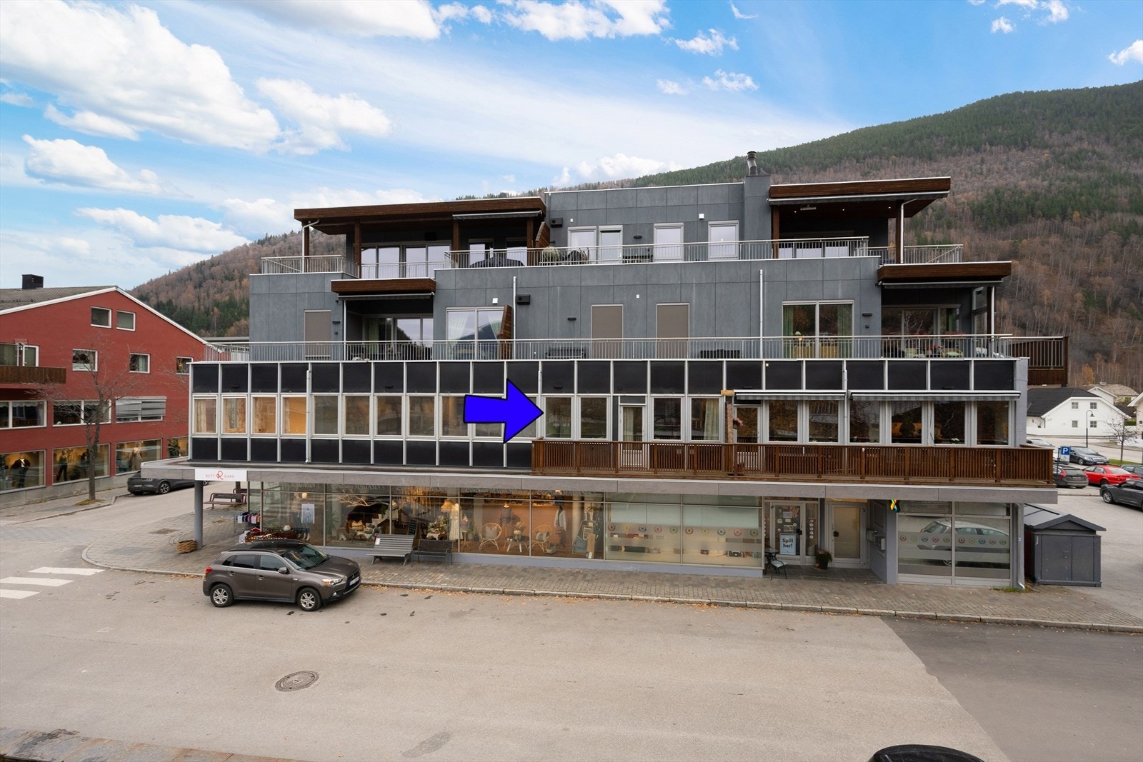 Leiligheten er del av sameiet Centrum Terrasse og ligger i byggets 2. etasje. Galleribilde