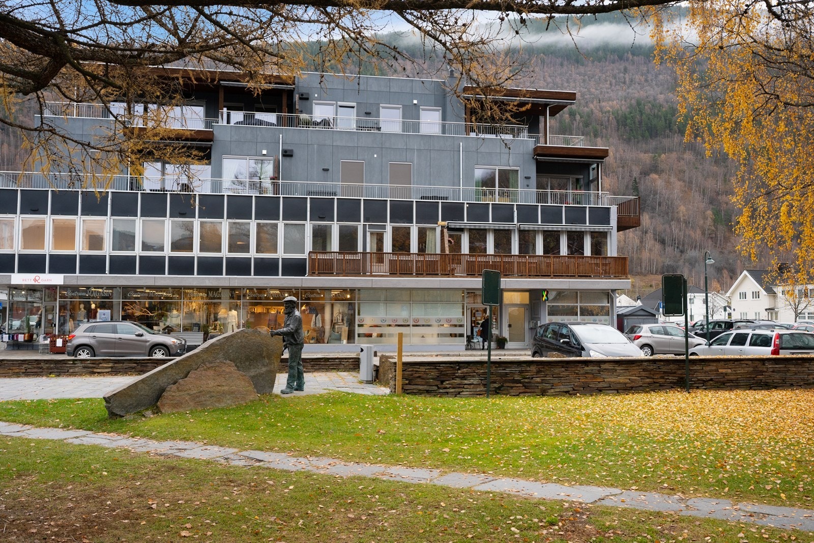 Grøntområdet vis-à-vis skaper et trivelig sentrumsmiljø. Galleribilde