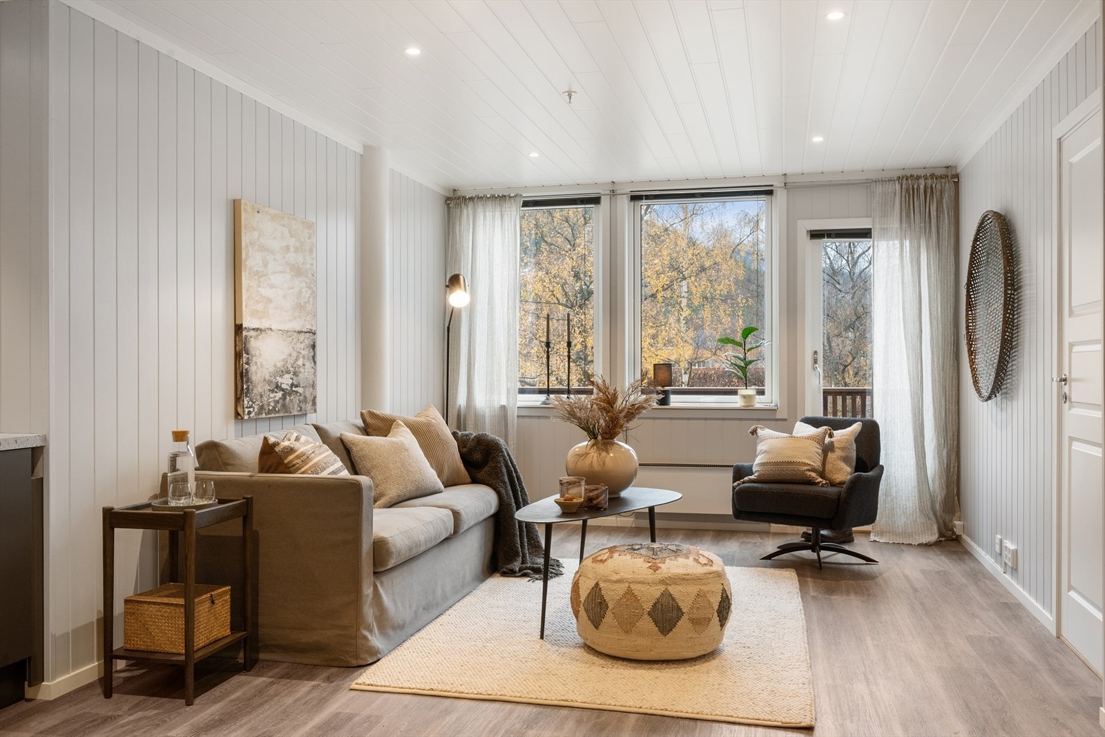 Vinduene gir godt med dagslys, mens downlights gir behagelig belysning på kveldstid. Galleribilde