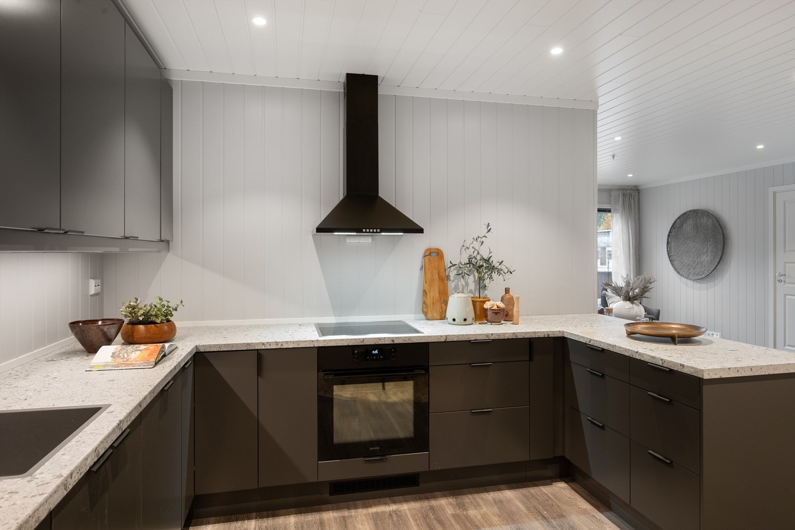 Kjøkkenet er funksjonelt utformet med rikelig benkeplass og god arbeidsflyt. Galleribilde