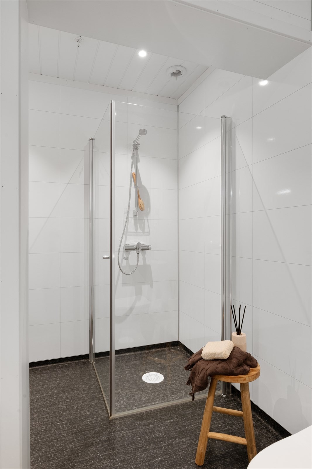 Praktisk med dusjvegger som kan felles inn. Galleribilde