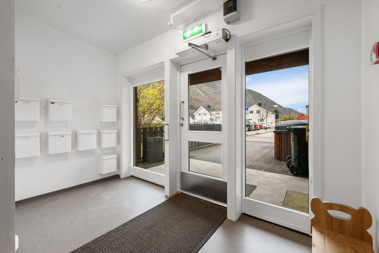 Lyse og luftige fellesarealer gir et godt førsteinntrykk. Postkassen er praktisk plassert rett innenfor inngangsdøren. Galleribilde