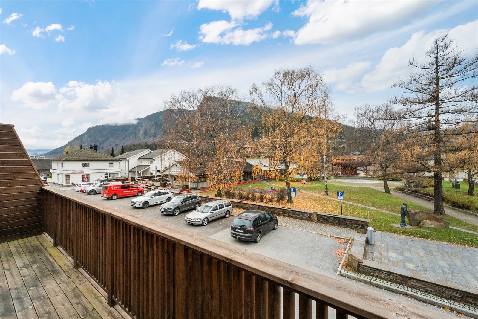 Det er fin utsikt mot nærområdet. Grilling med gass- og elektrisk grill er tillatt. Galleribilde