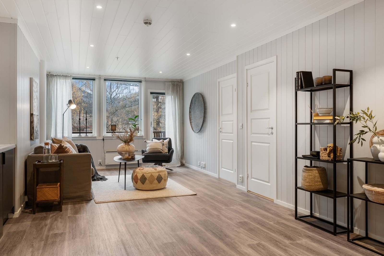 Overflater er gjennomgående preget av lyse farger og på gulv er det belegg. Galleribilde