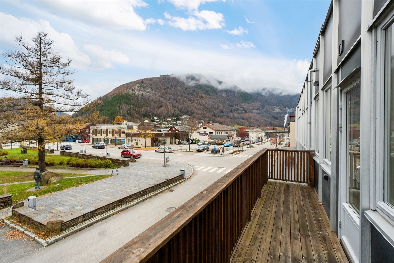 Fra stuedelen er det utgang til balkong på ca 7 kvm. Galleribilde