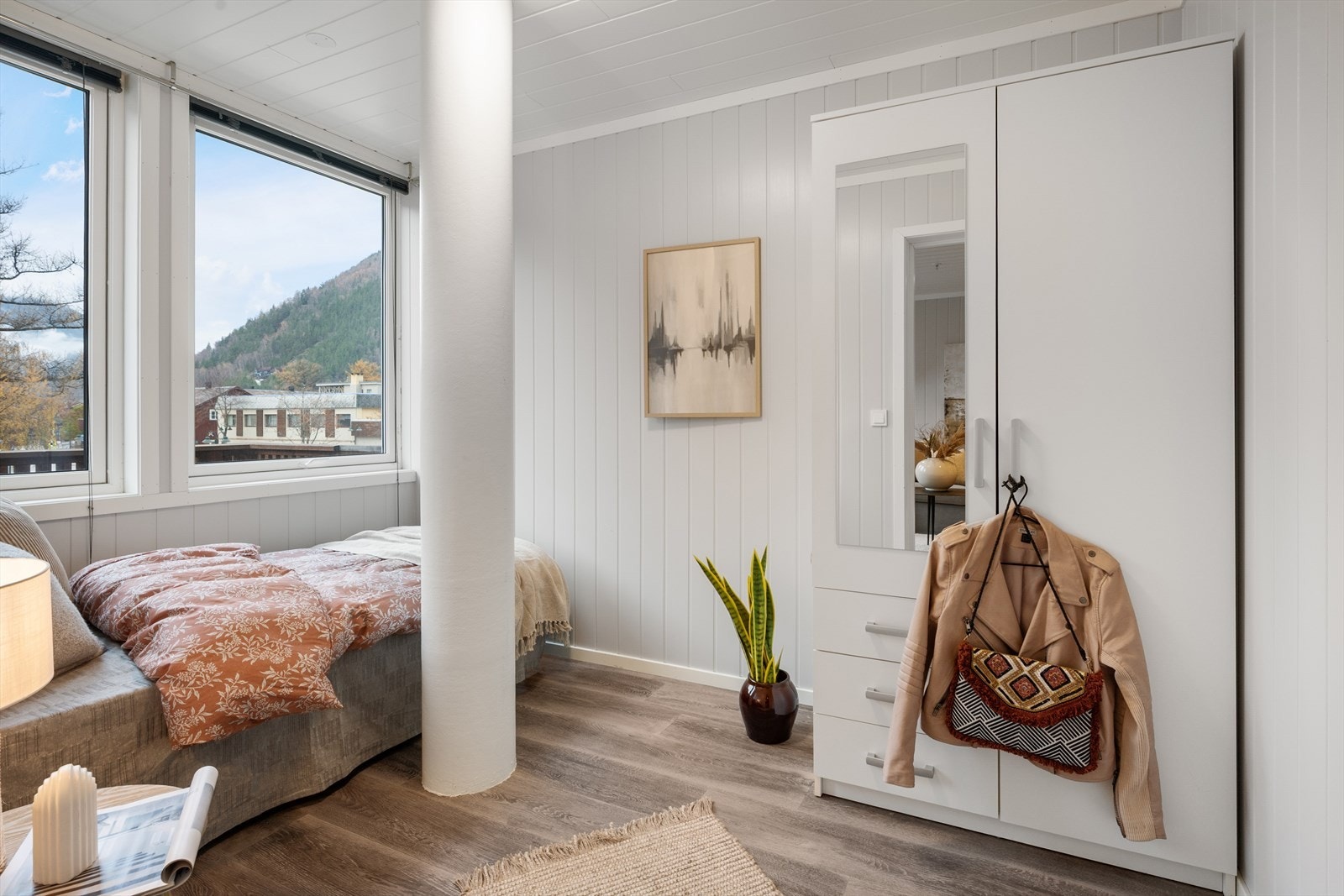 Soverom 3 har adkomst fra stua - det er lyse garderobeskap i samtlige rom. Galleribilde