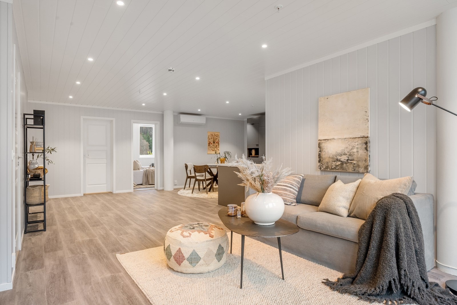 Kjøkkenet ligger dels adskilt fra sofakroken. Galleribilde