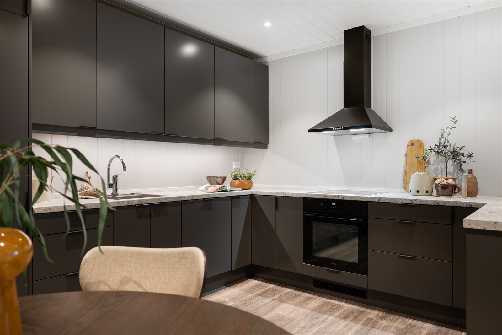 Benkeplaten er av laminat og det er integrert koketopp, stekeovn, kjøl/frys og oppvaskmaskin. Galleribilde