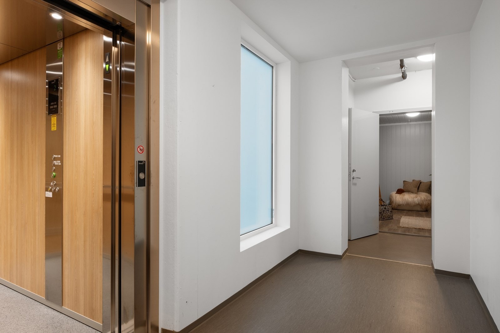 Velkommen inn! Svært enkel adkomst med heis omtrent rett utenfor inngangsdøren til leiligheta. Galleribilde