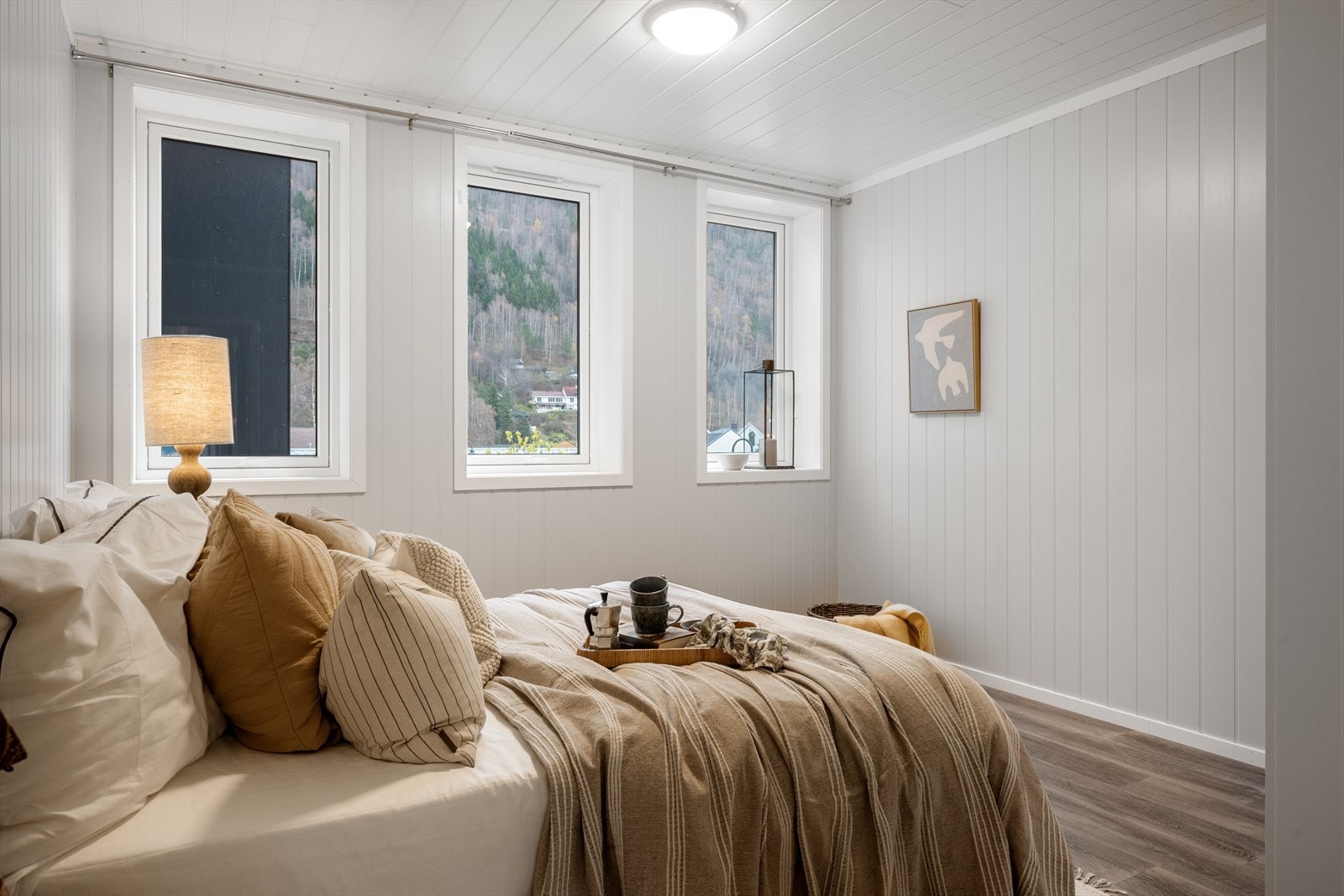 Rommet er lyst og trivelig med gode muligheter for oppbevaring Galleribilde