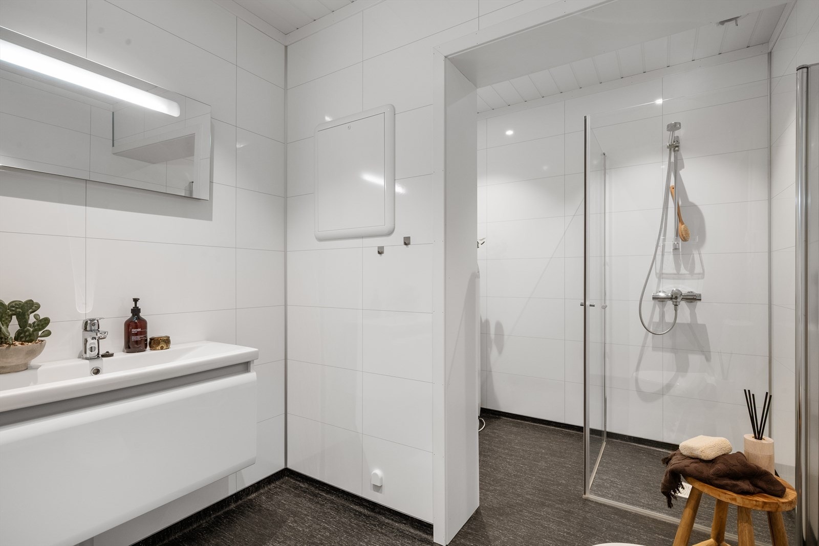 Interiøret består av en lys skuffeinnredning, dusjvegger, toalett og opplegg for vaskemaskin. Galleribilde