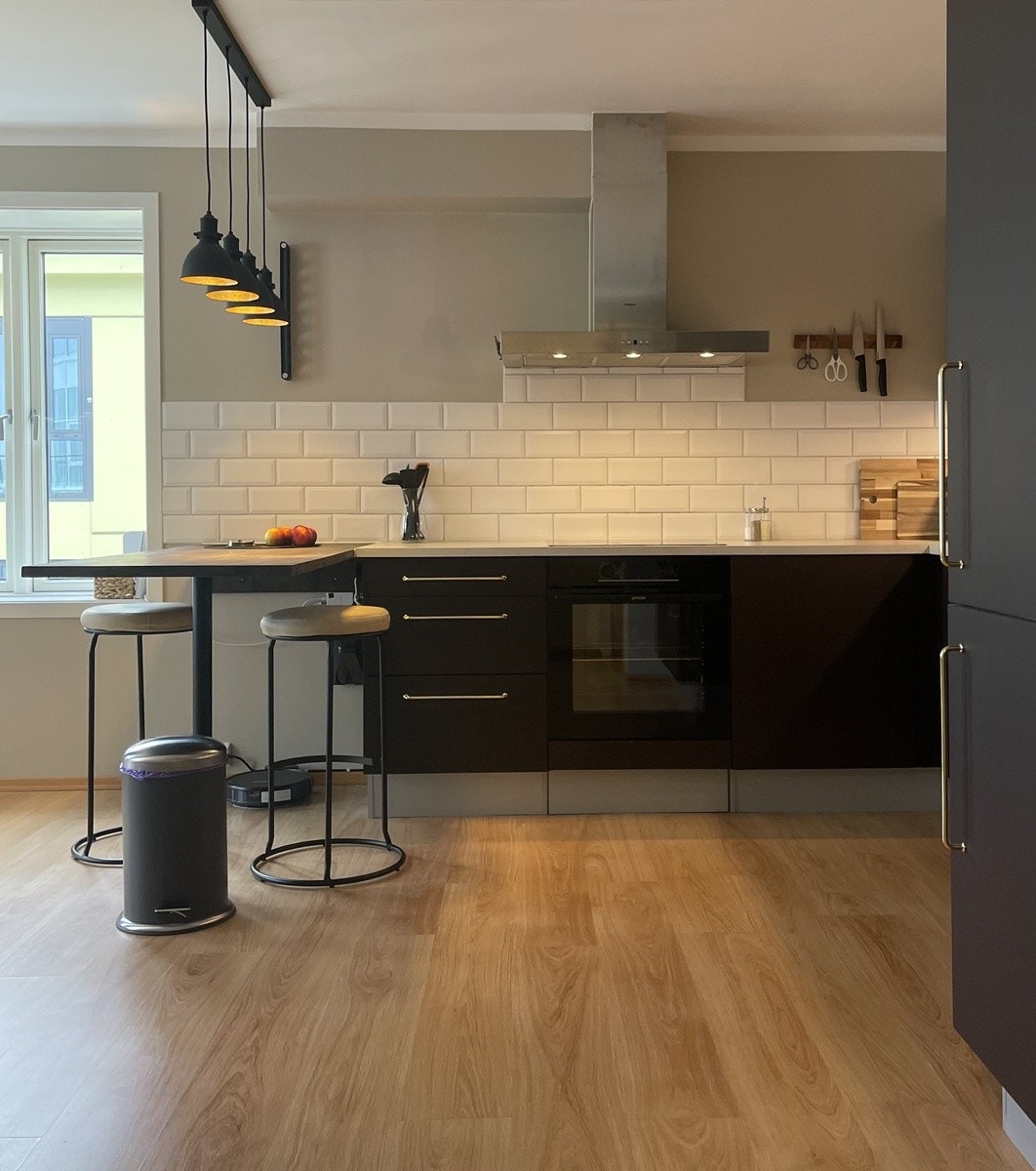 Kjøkken med nye hvitevarer og overflatebehandling Galleribilde