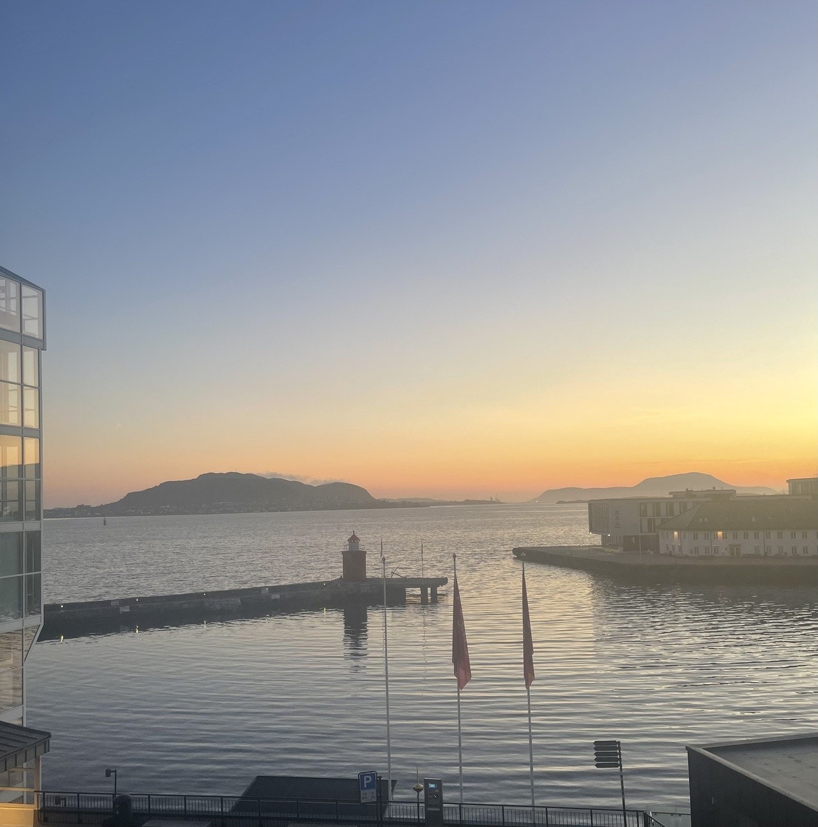 Utsikt fra stue i siluetter Galleribilde