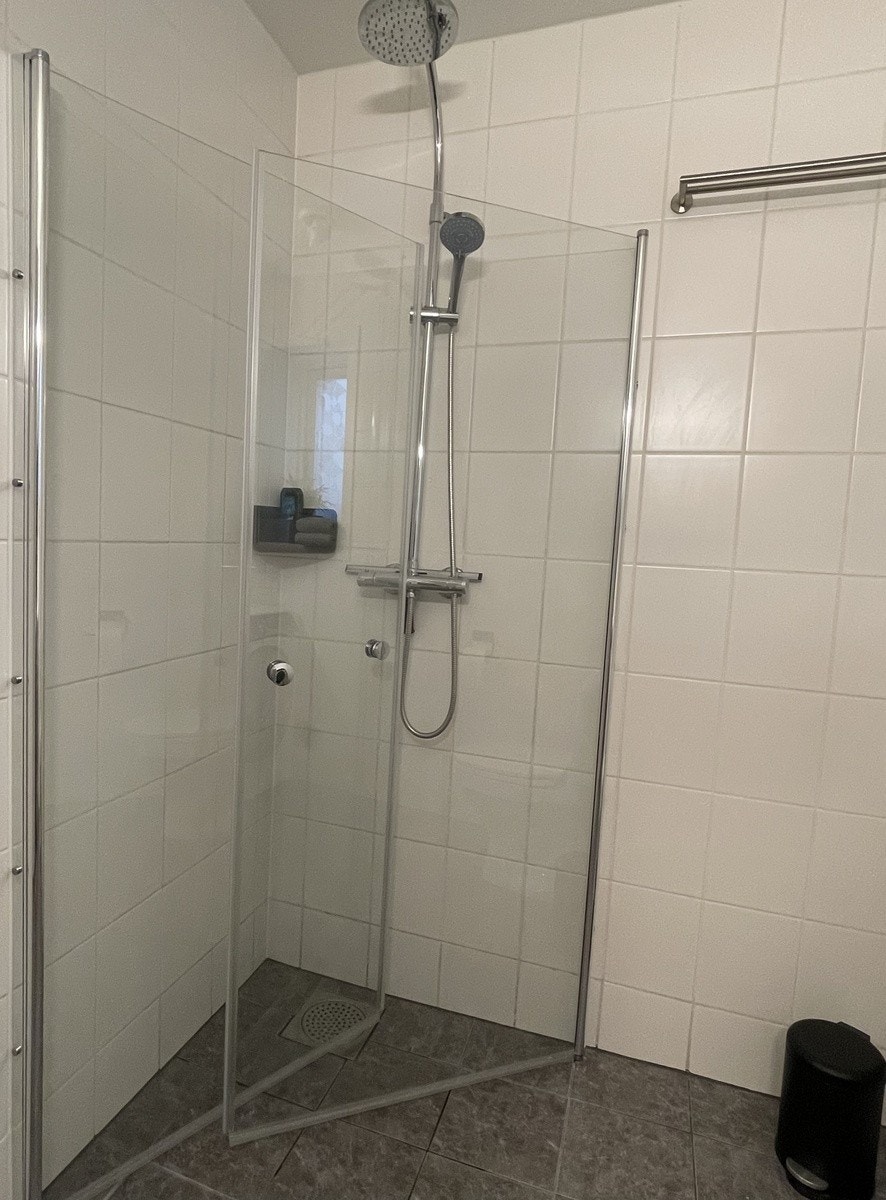 med helt nye dusjvegger Galleribilde