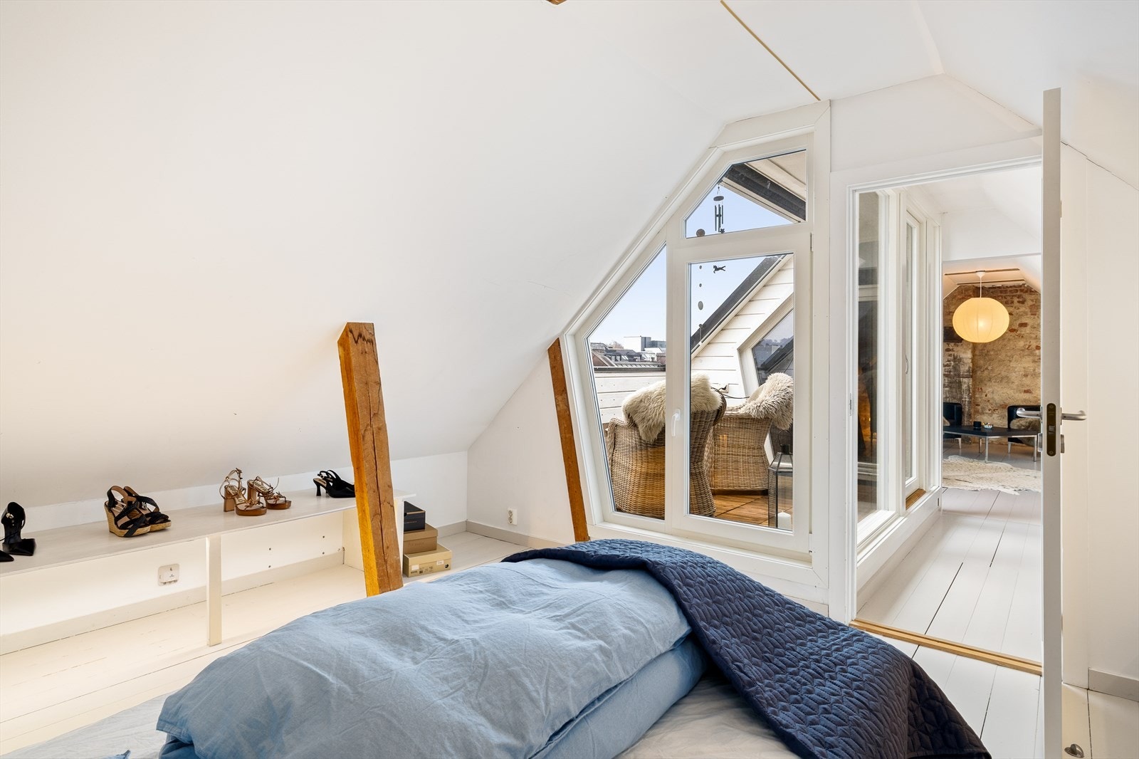 Soverommet i andre enden av etasjen har vindu ut mot terrassen - gir flott lys og en luftig atmosfære. Galleribilde