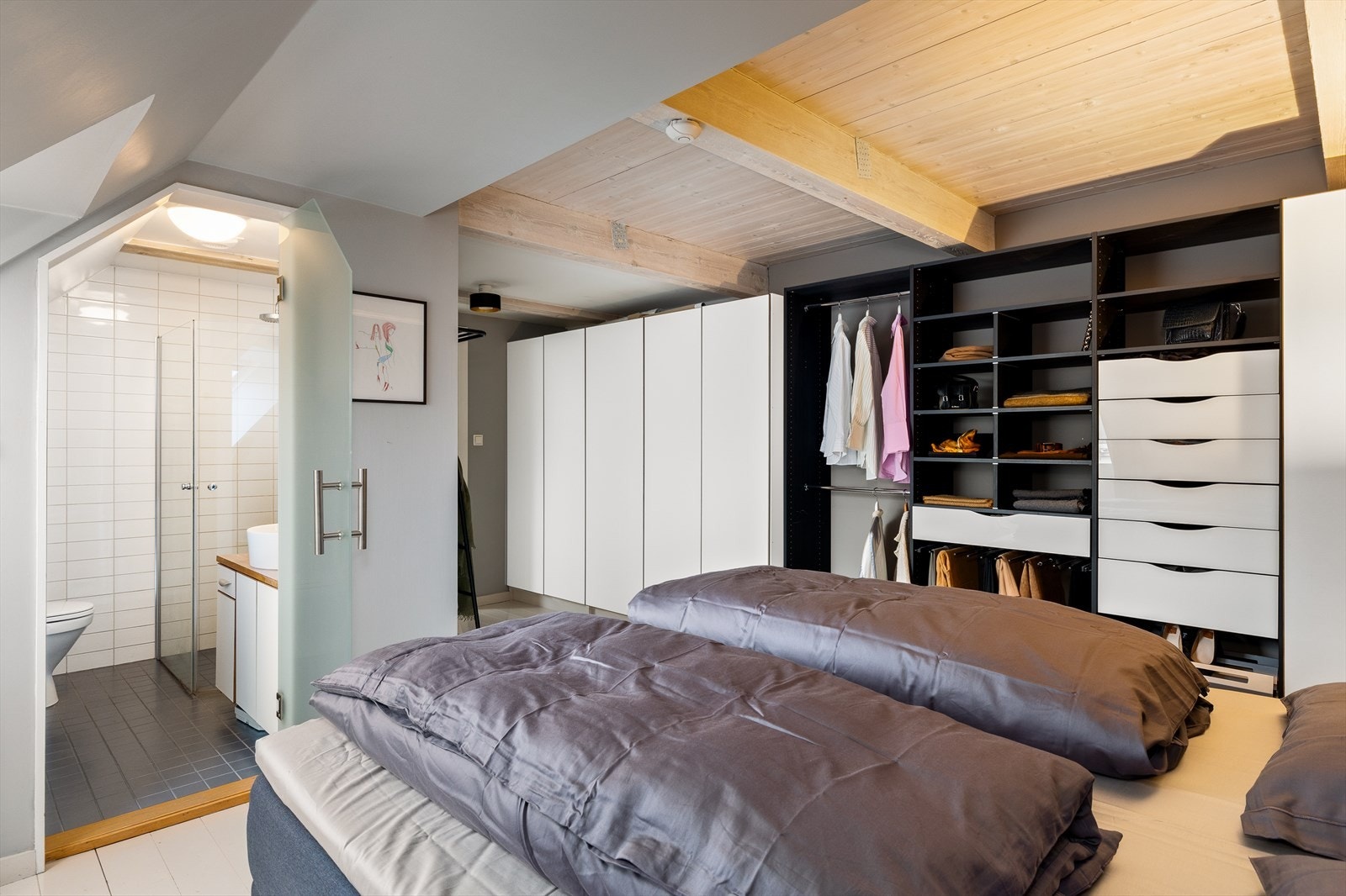 Hovedsoverommet byr på rikelig skapplass og har sitt eget bad - en løsning som gir både komfort og privatliv. Galleribilde
