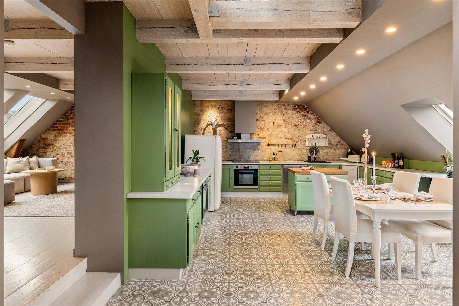 Velkommen til en meget spennende toppleilighet som går over to etasjer - 125 m² med stil, sjarm og god standard. Foto: Karl Filip Kronstad. Galleribilde