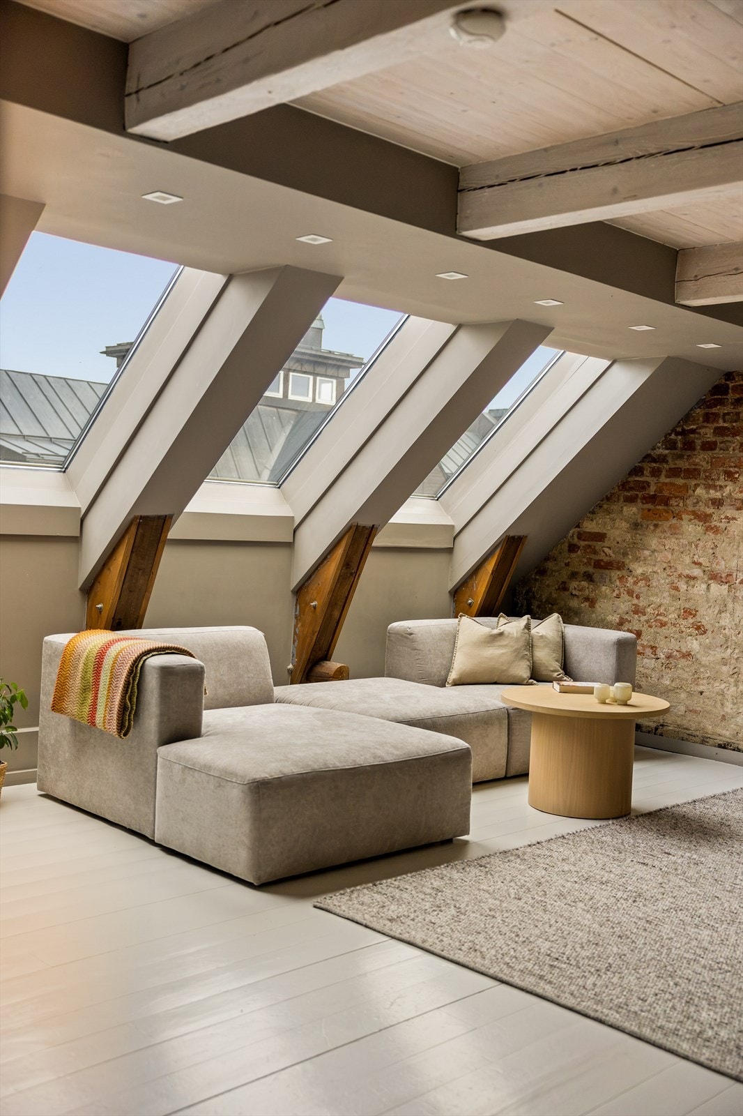 God plass til en stor sofagruppe og fleksible møbleringssoner - perfekt for både avslapning og sosiale sammenkomster. Galleribilde