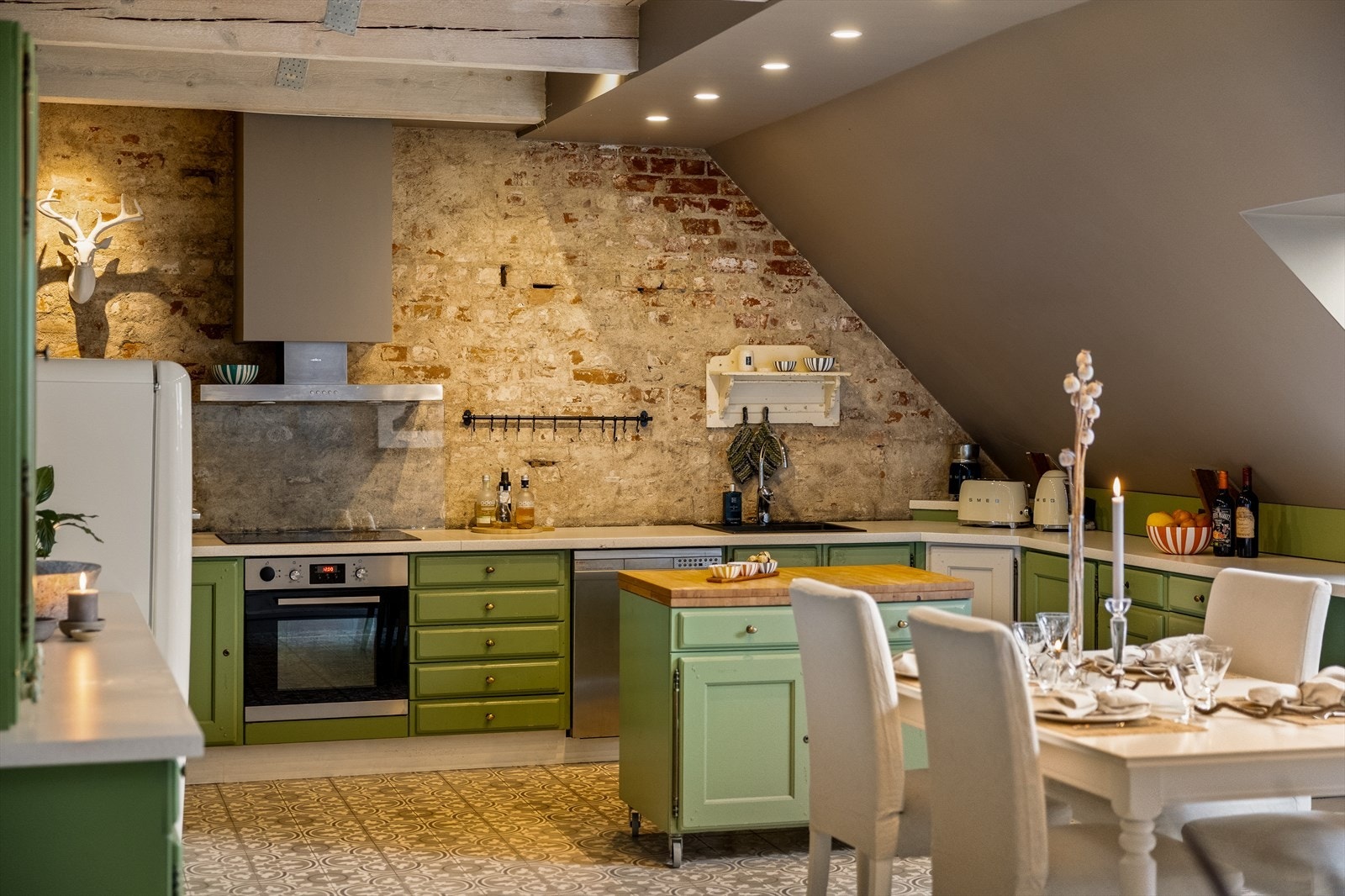 Kjøkkenet byr på særdeles god benkeplass og rikelig med skap og skuffer - perfekt for deg som ønsker både funksjonalitet og stil. Galleribilde