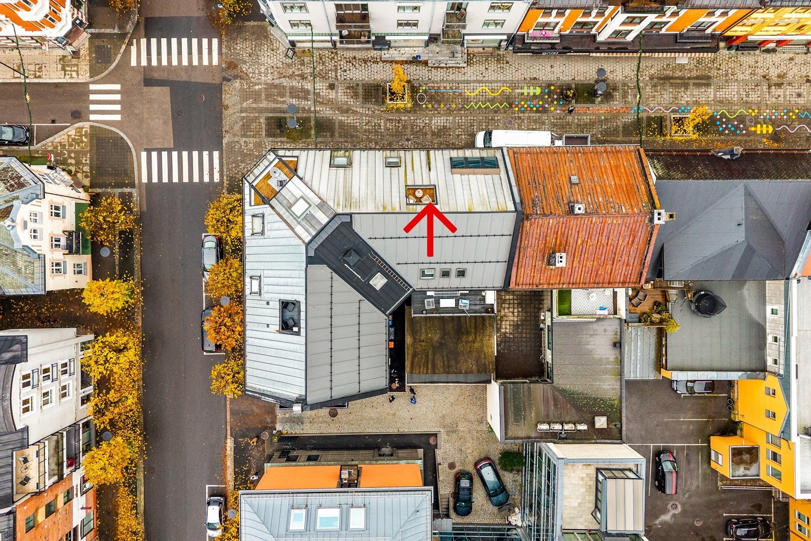 Fugleperspektiv av bygget - gir et flott overblikk over beliggenheten og takterrassen. Galleribilde