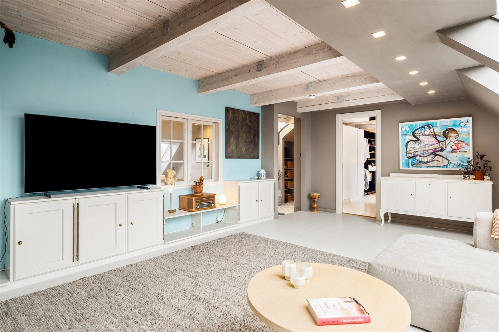 Stuen gir en fantastisk atmosfære med god romfølelse - og herfra har du direkte inngang til hovedsoverommet, en praktisk og elegant løsning. Galleribilde