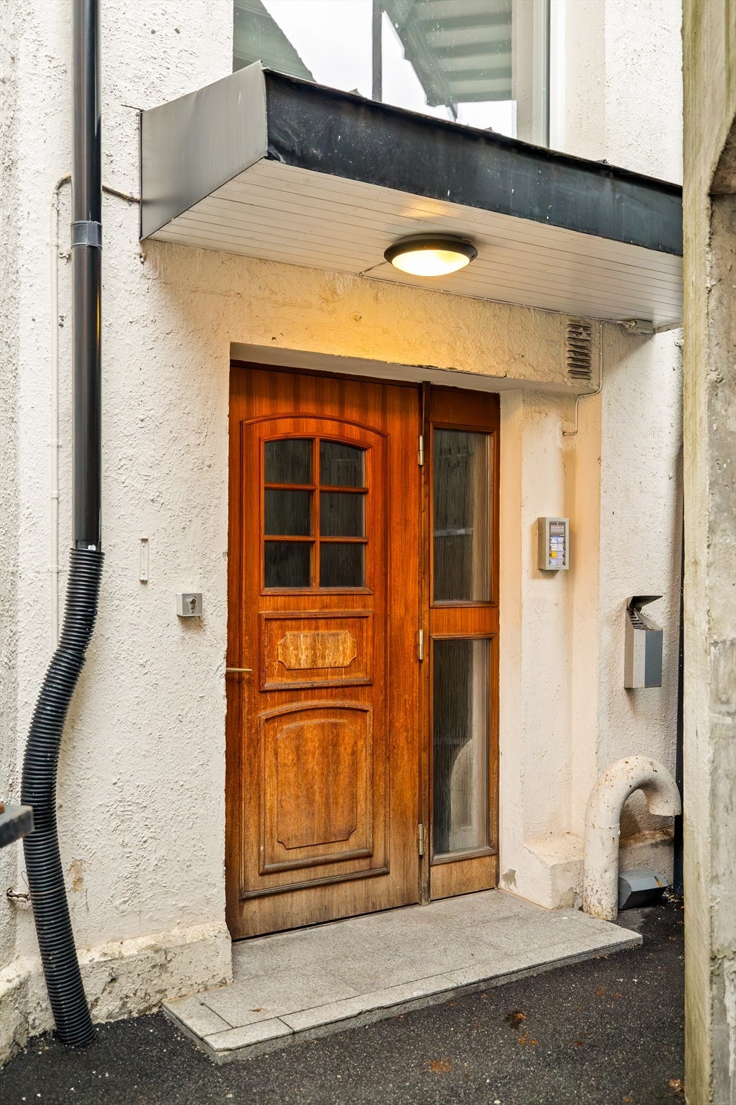 Inngangsparti med porttelefon og adkomst fra Kongens gate - praktisk beliggenhet rett bak Dressmann. Galleribilde