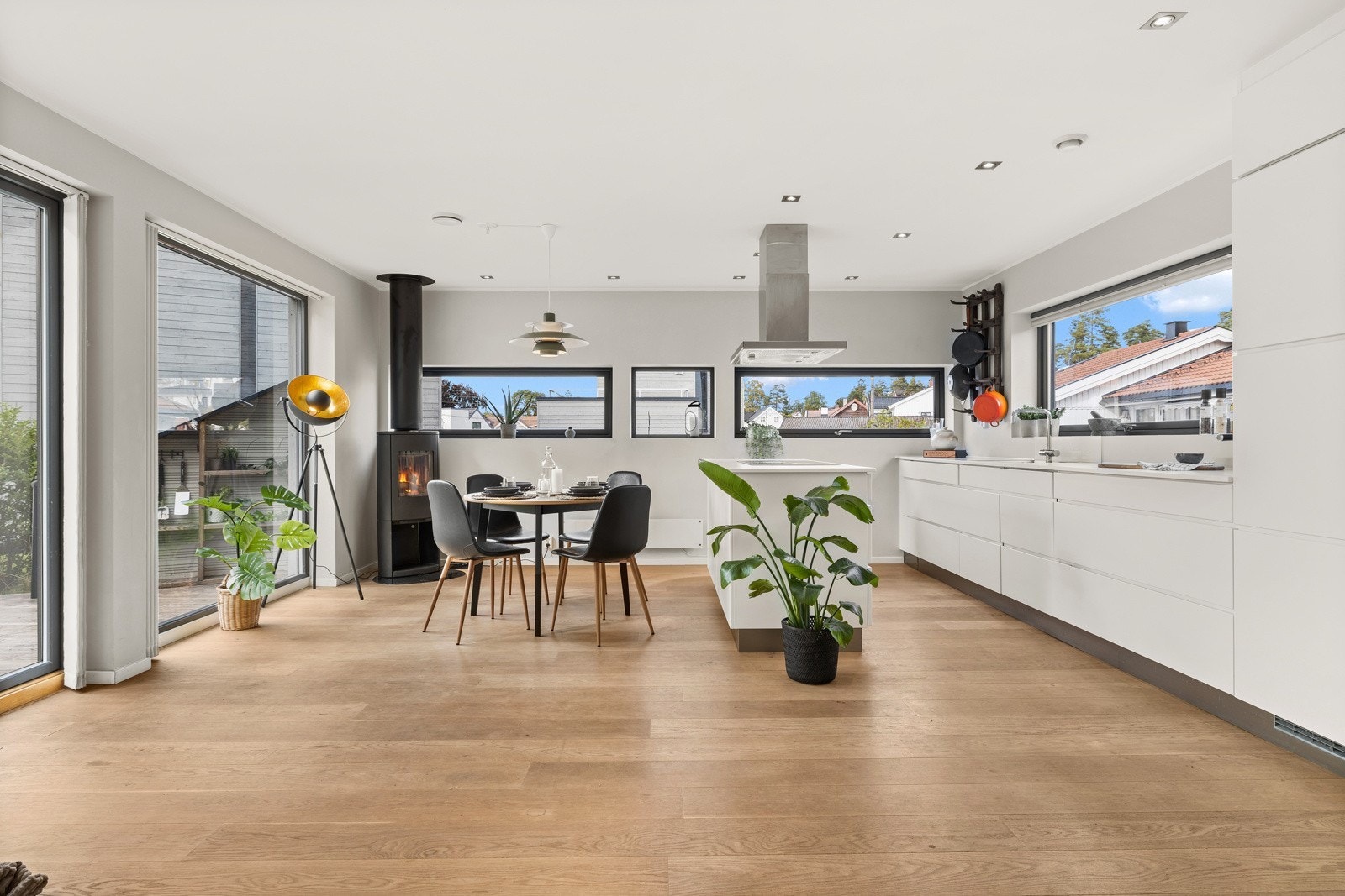 Romslig stue med åpent kjøkken Galleribilde