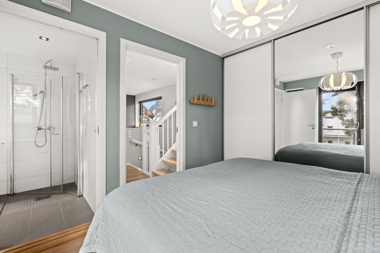 Soverom 1 med garderobe og baderom Galleribilde