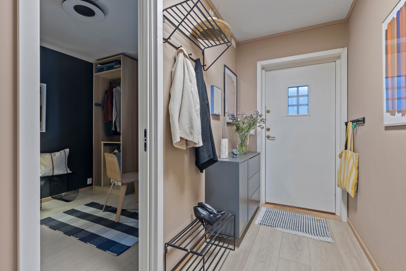 Hyggelig entré som gir et godt førsteinntrykk og fungerer som det naturlige knutepunktet i leiligheten. Galleribilde