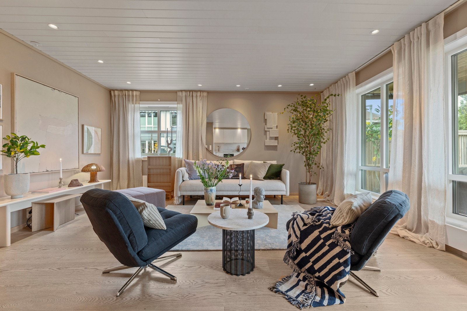 Stuen i leiligheten er romslig og flott opplyst med store vindusflater som gir rikelig med naturlig lys, og skaper en god atmosfære. Galleribilde