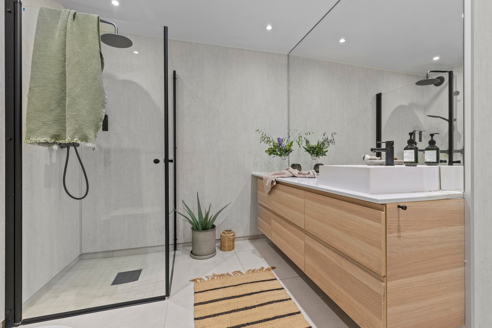 Romslig og pent flislagt bad fra 2021 med elektriske varmekabler i gulv. Galleribilde