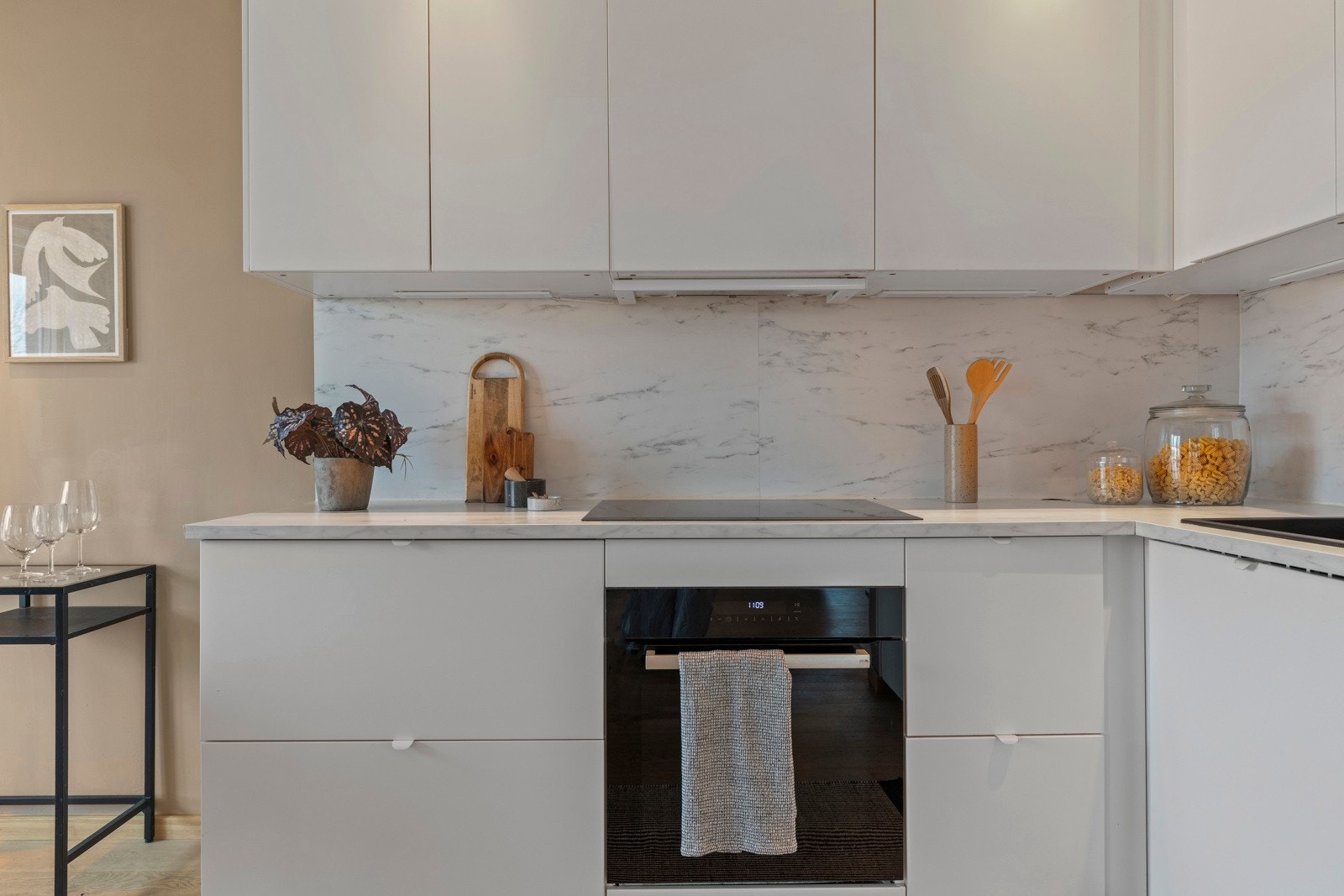 Kjøkkenet er innredet med integrerte hvitevarer som komfyr, platetopp, oppvaskmaskin og kjøleskap. Det er kjøkkenventilator med avtrekk ut. Galleribilde